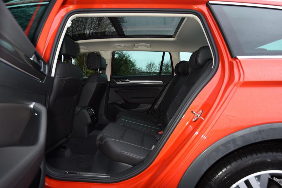  Volkswagen Passat Alltrack 2015 года  (UK) (фото 5 из 6)